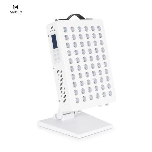 Mvolo Elite Series 106 roodlicht LED-paneel op een witte standaard met zichtbare LED-koppen en een digitaal display voor instelbare pulsingfrequentie